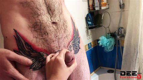 Sucio Tatuaje Pervertido Masturba Polla En El Baño Mientras Se Lava