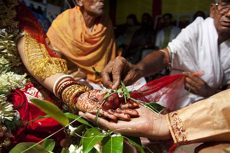 Pin By Ananya Agarwal On Indian Wedding Bengali Wedding Wedding Couples Photography Bengali