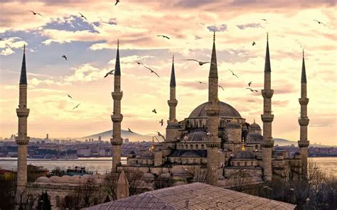 Pada 598, 657 meter persegi dan dengan kapasiti 500, 000 jemaah, adalah masjid terbesar di dunia. 13 Masjid Terbesar di Dunia