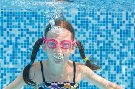 Niño Nada Bajo El Agua En La Piscina Feliz Niña Activa En Goggles Buceo