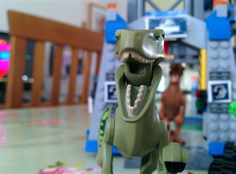 Lego Jurassic World Raptor Escape