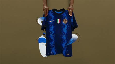 Klasemen liga serie a italia 2021/2022. L'Inter Milan dévoile son nouveau maillot "peau de serpent ...