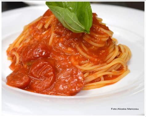 Check spelling or type a new query. Spaghetti con pomodoro e basilico
