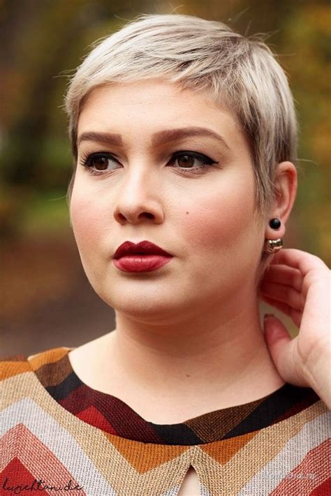 Le visage rectangulaire peut aussi être compensé, comme le visage carré, par une coupe courte et arrondie qui enveloppe le visage. +20 top photos de coiffure cheveux tres court femme ronde - LiloBijoux - Bijoux Fantasie ...