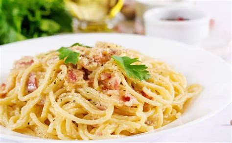 la receta de espaguetis a la carbonara que preparan los italianos el comercio diario de asturias