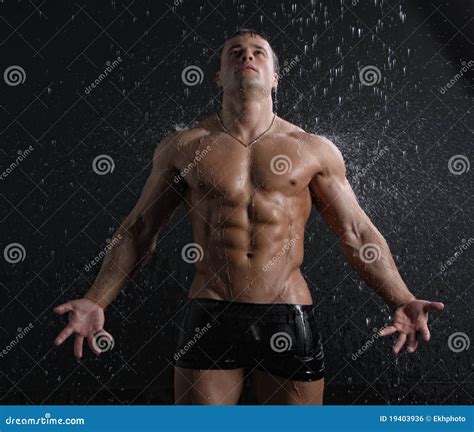 Homme Sexy De Muscle Humide Jeune Posant Sous La Pluie Photo Stock
