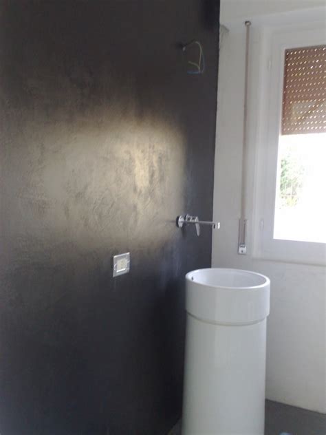 Primo strato in microresina zero, già colorato, funge da supporto agli strati successivi, secondo strato microresina nelle 10 tonalità indicate e il terzo strato in microresina xtreme, una resina trasparente protettiva che si fa carico dell'usura. Bagni