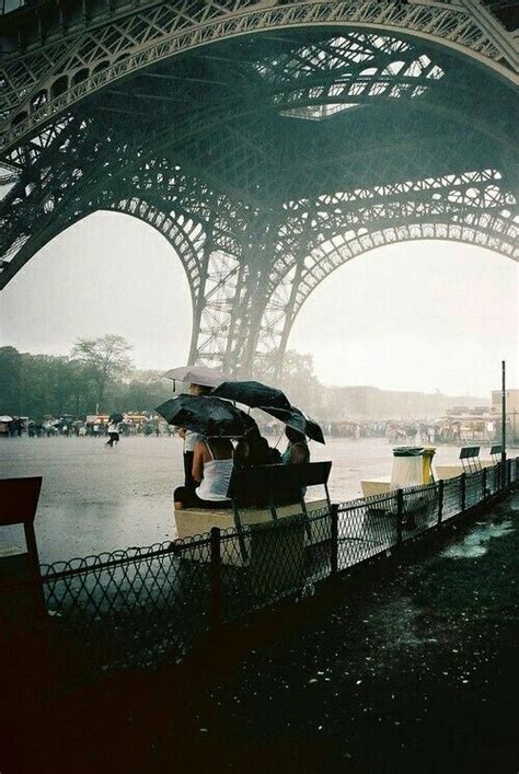 pin de guisela alvarez en mientras cae la lluvia viajes lugares increibles torre eiffel