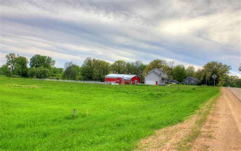 Farmhouse And Barn In The Landscape In Southern Wisconsin Image Free