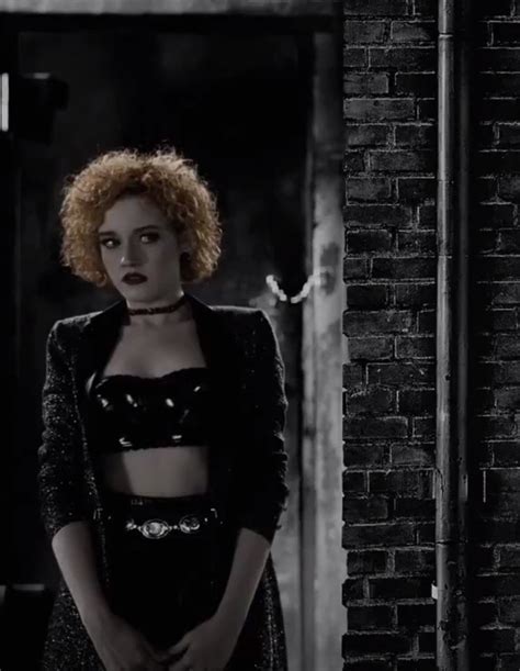 Julia Garner Nua Em Sin City Mulher Fatal