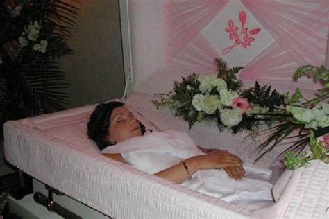 95 celebrity open casket photos. Pin on Memento mori