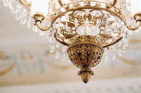 Premium Photo Antique Crystal Chandelier Chandelier In The Palace