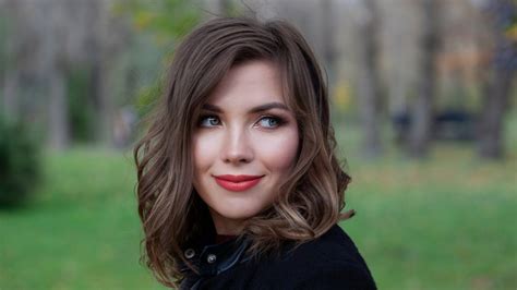 Long Bobs: The Ideal Haircut If You Can't Quite Part With Your