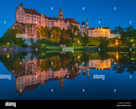 Donau Mit Schloss Sigmaringen Am Abend Hohenzollernschloss Oberes