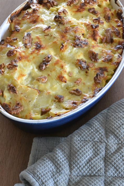Eet lekker Witlofschotel met gehakt en walnoten