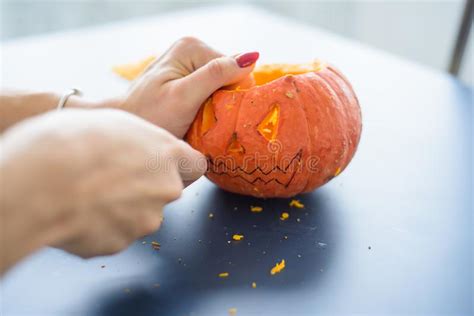 Een Vrouw Wrijft Het Gezicht Op Een Pompoen Voor Een Halloween Lamp Op