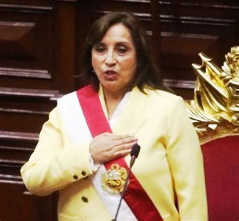 dina boluarte la primera mujer en asumir el cargo de presidenta en perú la informacion