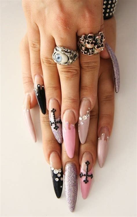 Hermosos diseños de uñas para transformarte en una chica Pastel Goth