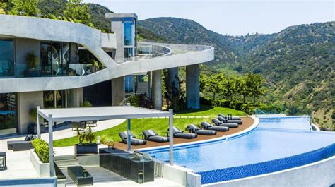 Ultra Private Retreat Conveniently Located Los Angeles Modern Mansion