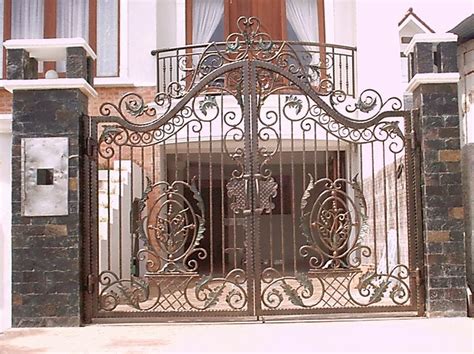 Meskipun semua orang dengan mudah dapat memilih desain pagar rumah yang mereka sukai, namun tak banyak yang mampu memilih secara tepat. Contoh Desain Pagar Rumah Mewah | Inspirasi Dekor Rumah