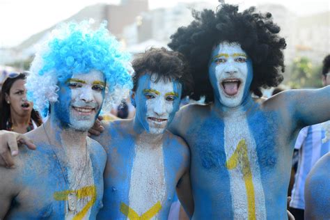 Argentinas enlouquecem com vaga na final da Copa e fazem até topless em