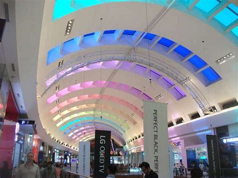 全球最大的购物中心迪拜购物中心DUBAI MALL 位于哈利法塔的底部拥有 多家 迪拜购物中心 评论 去哪儿攻略