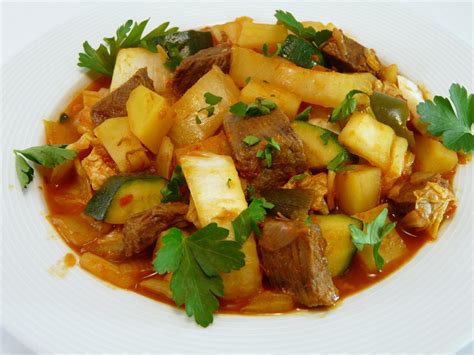 Chinakohl -Eintopf Rezept mit Suppen-Rindfleisch Kartoffeln Paprika