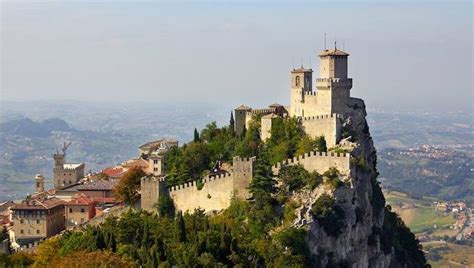301 founded a monastic settlement around which the city and later the state of san marino coalesced. Die Republik San Marino