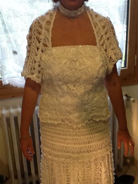 L'abito all'uncinetto è sempre stato un must per le spose più glamour, sicuramente è un modo di distinguersi e farsi valere. Vestito da sposa eseguito a forcella e uncinetto irlandese ...