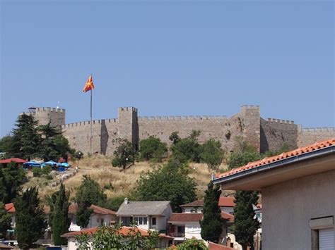 Opt raze de raze galbene se extind de la roșu, una dintre culorile folosite în steag, este una dintre culorile tradiționale ale macedoniei slave. Incursiune in Balcani (ep. 6). Ohrid, perla Macedoniei ...