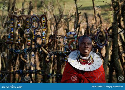 Mujer Del Masai Con Los Ornamentos Fotografía editorial Imagen