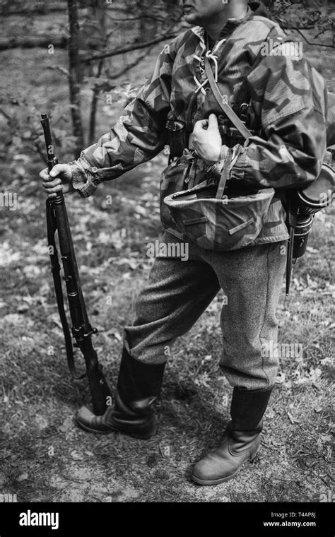 Re Enactor Gekleidet Als Zweiter Weltkrieg Deutsche Wehrmacht Soldat Mit Gewehr Foto In Den
