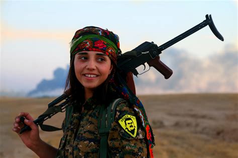 15 Rojava Demokrati Mitt I Krigets Syrien Tidningen Brand