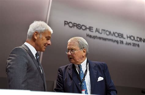 Porsche Hauptversammlung in Stuttgart Aktionäre ärgern sich über VW