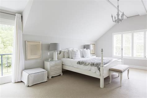 Simple bed design ideas can be beautiful: White Bedroom Decorating Ideas