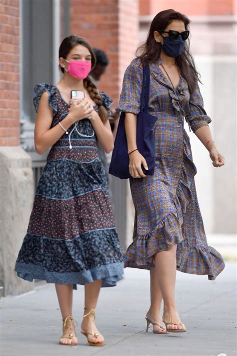 Последние твиты от suri cruise (@therealsuri). Katie Holmes And Suri Cruise - Out In NYC 08/23/2020 ...