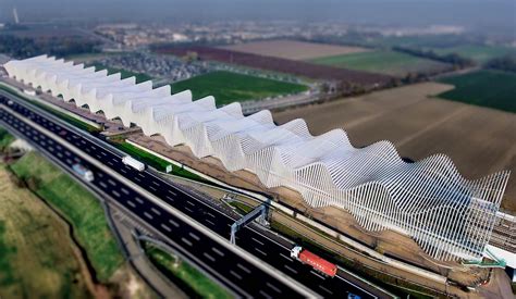 High Speed Train The Reggio Emilia Station By Calatrava Italy Oc