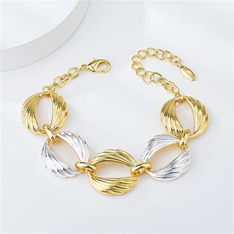 Charming Gold Plated Dubai Fashion Bracelet As A T