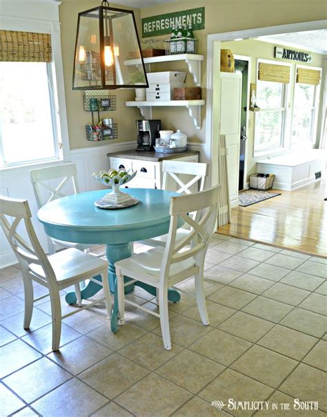I love the ease of it and i just love how it turned out. Kitchen table painted with Annie Sloan Chalk Paint in ...