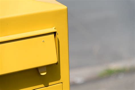 Kotak Surat Kuning Di Jalan Foto Stok Unduh Gambar Sekarang Bis