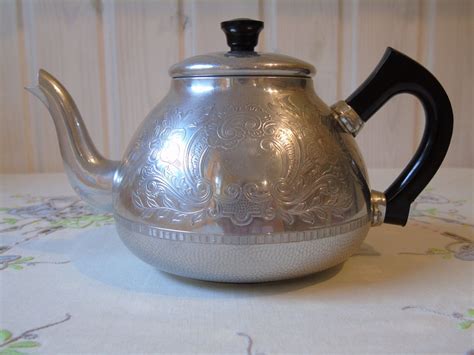 He surrounded himself with a team of designers and reinvented the basics. c1950s Swan Brand "The Carlton" Tea Pot- Vintage Teapot ...