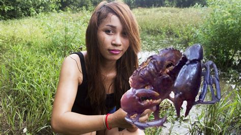 Amazing Beautiful Girl Catch Crab Barehanded Youtube