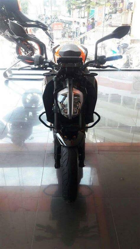 The duke 390 comes with disc front brakes and disc rear brakes along with abs. 2017 KTM 390 Duke Snapped In All-Black Colour At A Dealership