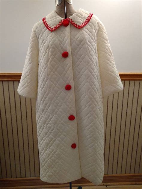 Womens Vintage Housecoat Pompom Quilted Red White Pom Pom Etsy Women Quilted Red And White
