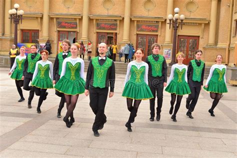 O Grupo De Pessoas Em Trajes Nacionais Está Dançando Danças Irlandesas