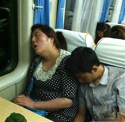火车上的销魂睡姿盘点 青岛新闻网