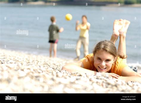 Porträt Von Teenager Mädchen Am Strand Liegen Und Lächelnd Stockfotografie Alamy
