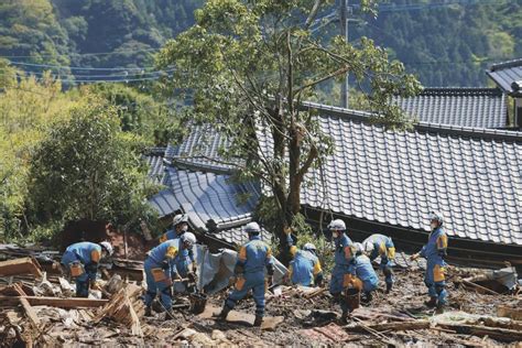 more powerful magnitude 7 3 quake rocks kumamoto kills dozens the japan times