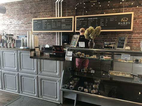 Ask locals about their favorite places to frequent, perform an internet search for « coffee shops near me », or download an app that finds coffee shops for you based on your location. I Found The Cutest Coffee Shop in Omaha
