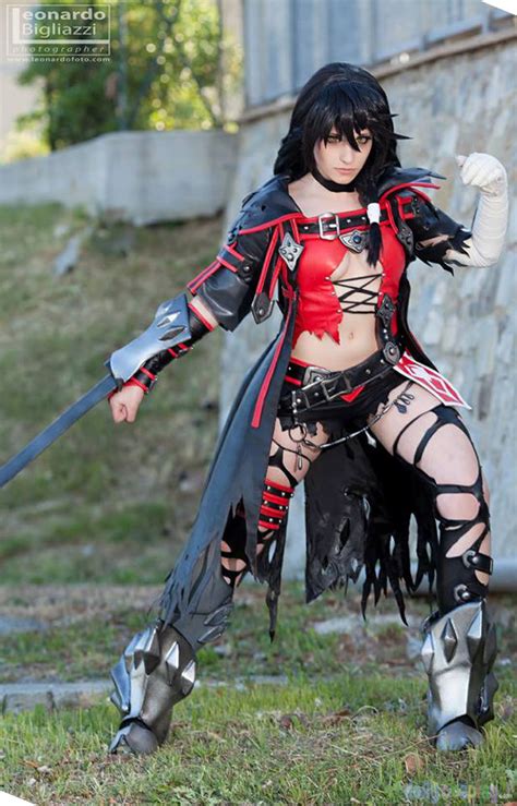 A young woman who endured a traumatic event three years prior to the main game and is seeking revenge for what happened. Velvet Crowe from Tales of Berseria - Daily Cosplay .com